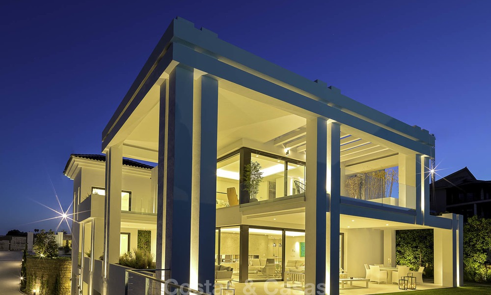 Elégante villa, très design à vendre avec une vue golf et montagnes, situé sur le New Golden Mile, Marbella - Benahavis 13880