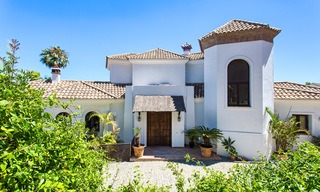 Villa Elégante, style Andalou, située dans une Résidence Sécurisée, avec vue Mer et Montagne, à vendre à Benahavis, Marbella 5187 