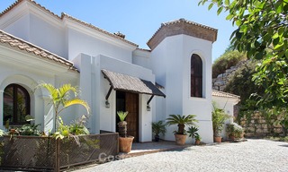 Villa Elégante, style Andalou, située dans une Résidence Sécurisée, avec vue Mer et Montagne, à vendre à Benahavis, Marbella 5198 