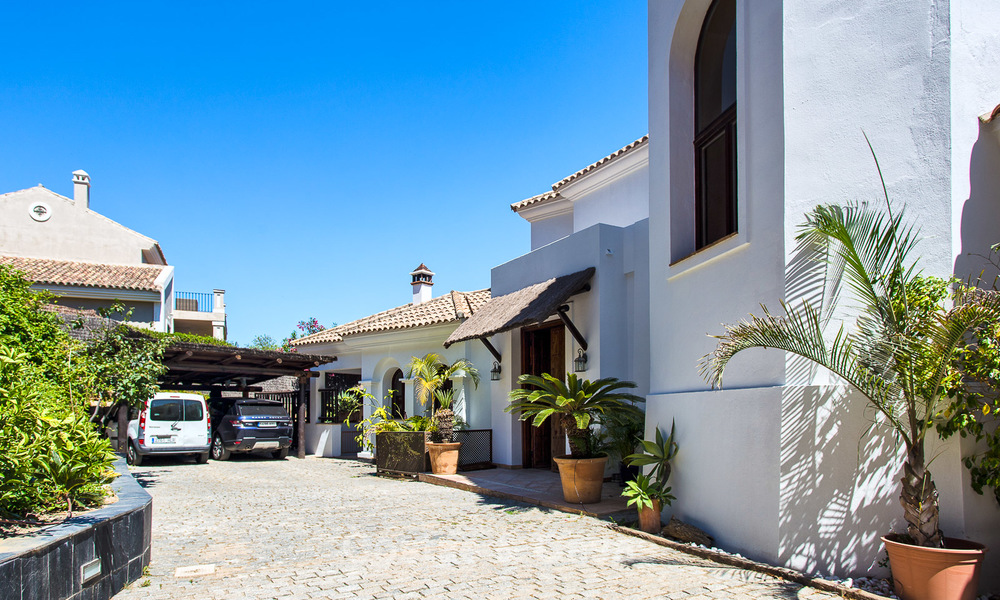 Villa Elégante, style Andalou, située dans une Résidence Sécurisée, avec vue Mer et Montagne, à vendre à Benahavis, Marbella 5199