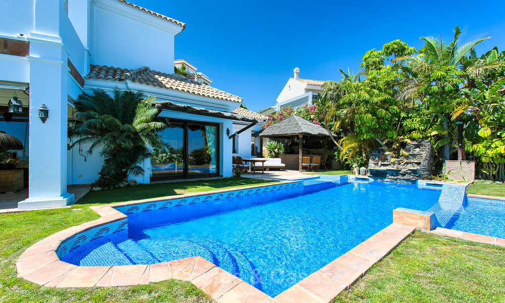 Villa Elégante, style Andalou, située dans une Résidence Sécurisée, avec vue Mer et Montagne, à vendre à Benahavis, Marbella 5159
