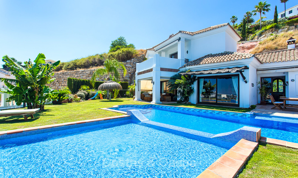 Villa Elégante, style Andalou, située dans une Résidence Sécurisée, avec vue Mer et Montagne, à vendre à Benahavis, Marbella 5161