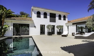 Villa rénovée dans un style contemporain à vendre, près de la plage à Los Monteros, Marbella 2657 