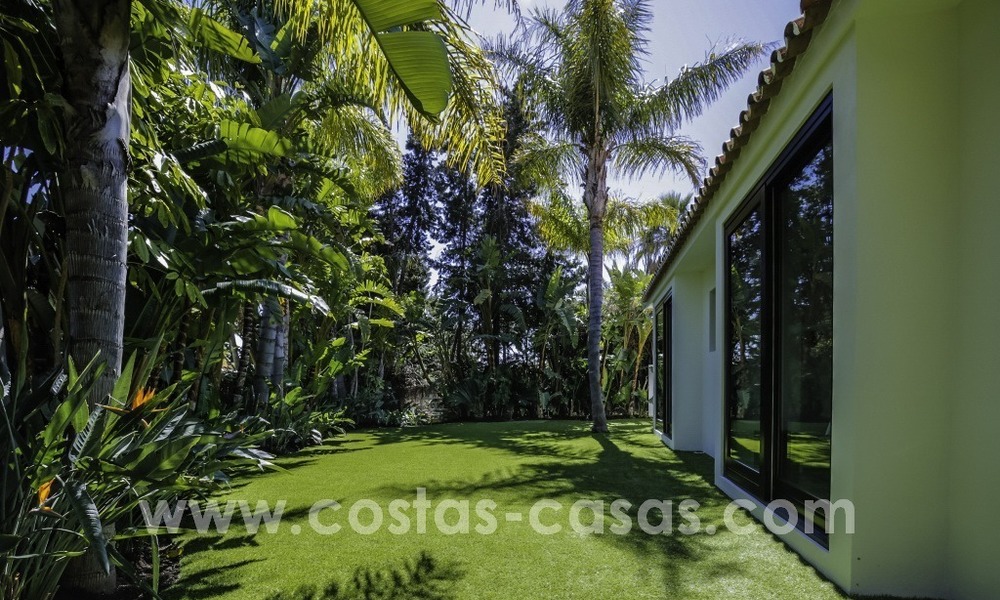 Villa rénovée dans un style contemporain à vendre, près de la plage à Los Monteros, Marbella 2659