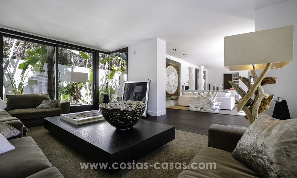 Villa rénovée dans un style contemporain à vendre, près de la plage à Los Monteros, Marbella 2661