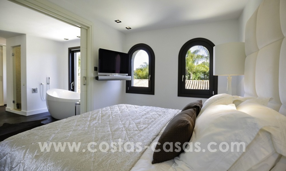 Villa rénovée dans un style contemporain à vendre, près de la plage à Los Monteros, Marbella 2662
