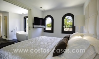 Villa rénovée dans un style contemporain à vendre, près de la plage à Los Monteros, Marbella 2662 