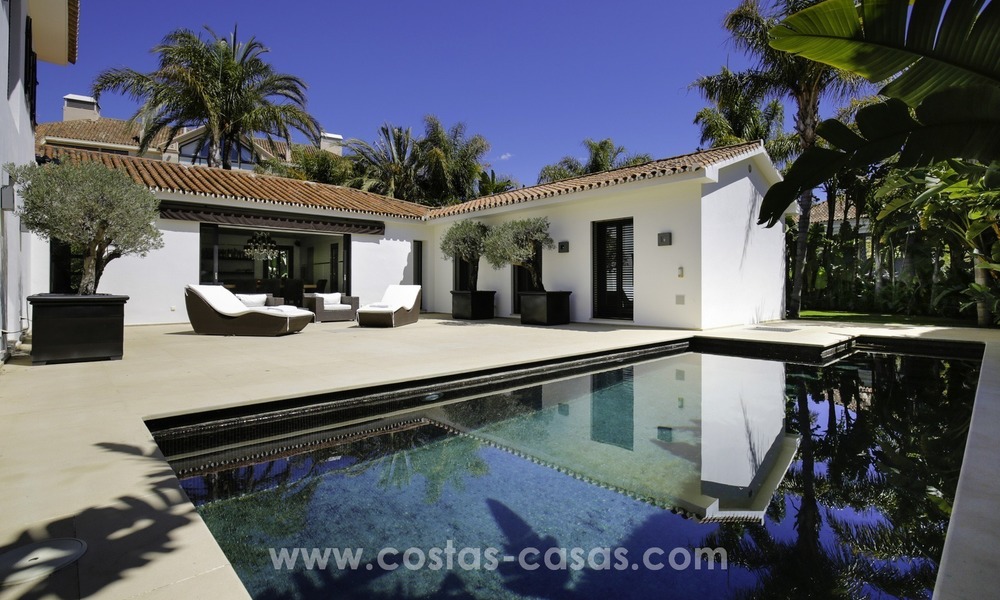 Villa rénovée dans un style contemporain à vendre, près de la plage à Los Monteros, Marbella 2663