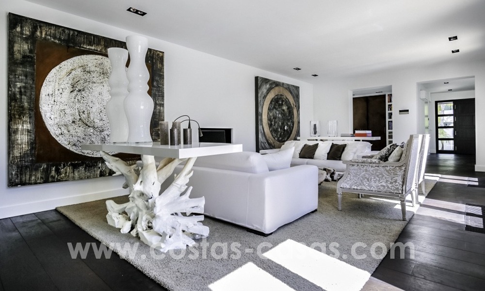 Villa rénovée dans un style contemporain à vendre, près de la plage à Los Monteros, Marbella 2665