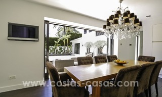 Villa rénovée dans un style contemporain à vendre, près de la plage à Los Monteros, Marbella 2668 
