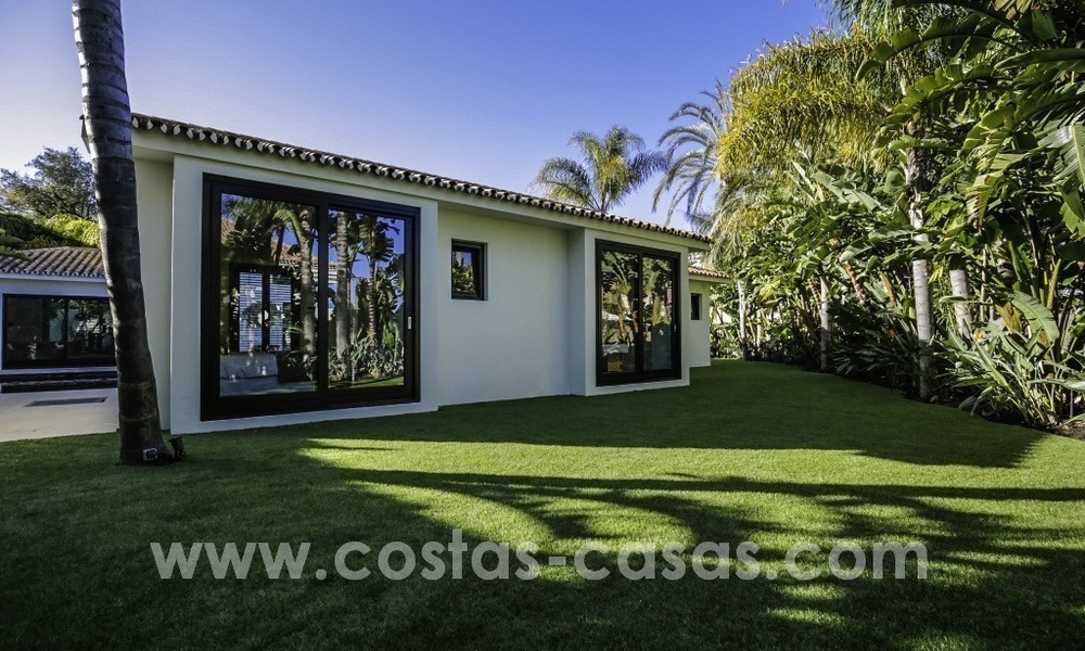 Villa rénovée dans un style contemporain à vendre, près de la plage à Los Monteros, Marbella 2670