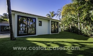 Villa rénovée dans un style contemporain à vendre, près de la plage à Los Monteros, Marbella 2670 