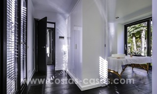 Villa rénovée dans un style contemporain à vendre, près de la plage à Los Monteros, Marbella 2672 