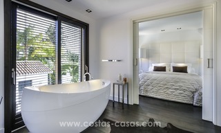 Villa rénovée dans un style contemporain à vendre, près de la plage à Los Monteros, Marbella 2674 