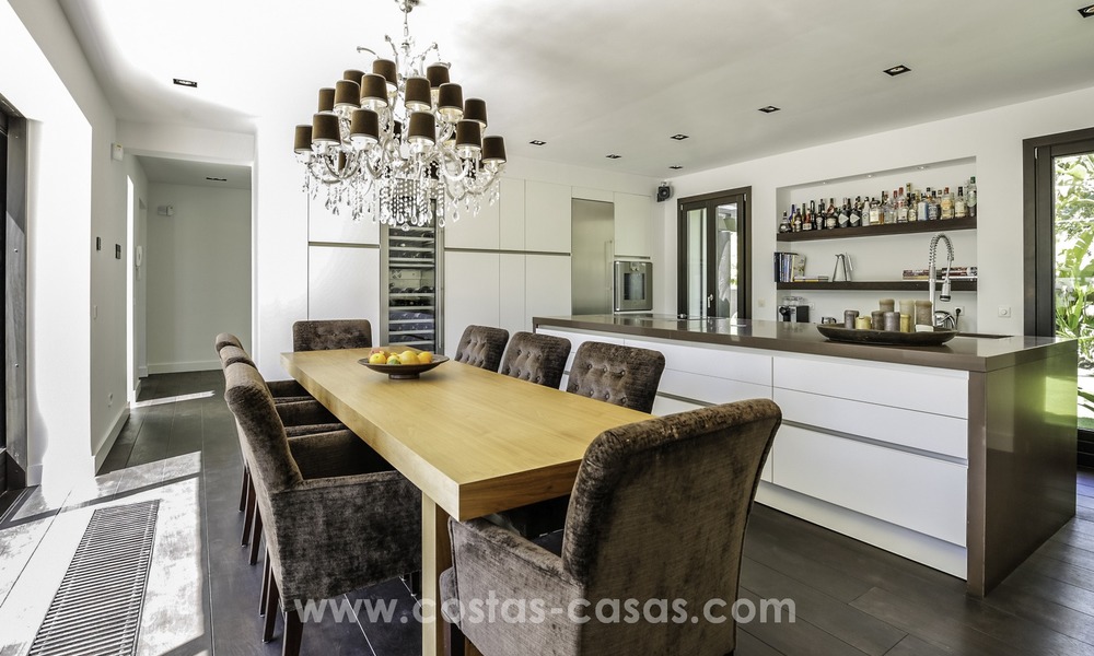 Villa rénovée dans un style contemporain à vendre, près de la plage à Los Monteros, Marbella 2676