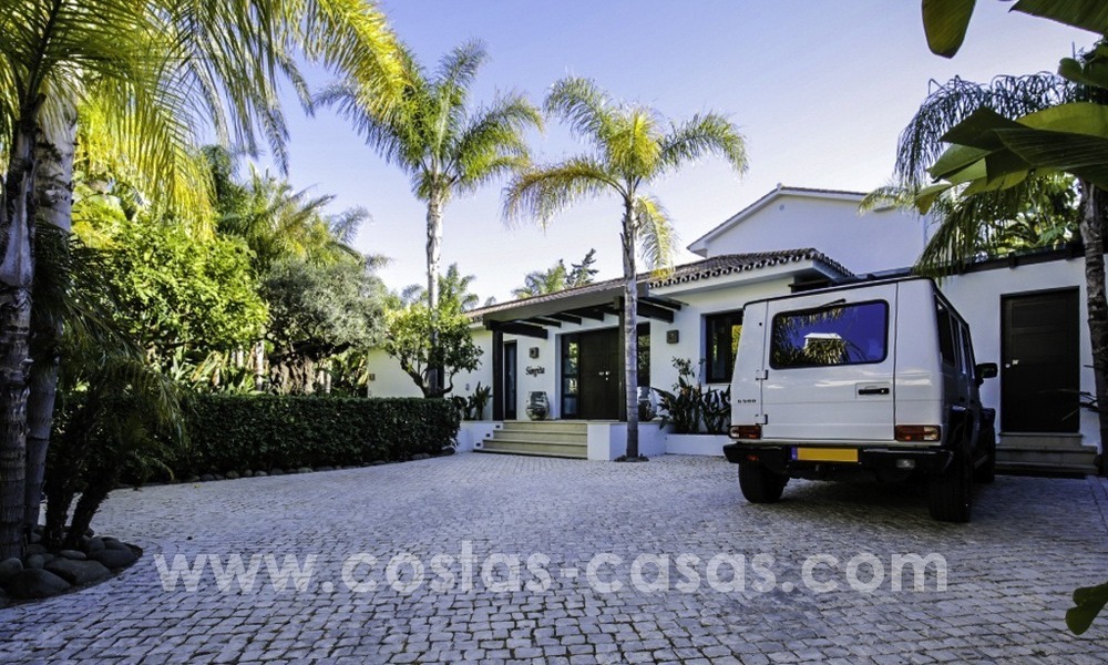 Villa rénovée dans un style contemporain à vendre, près de la plage à Los Monteros, Marbella 2679