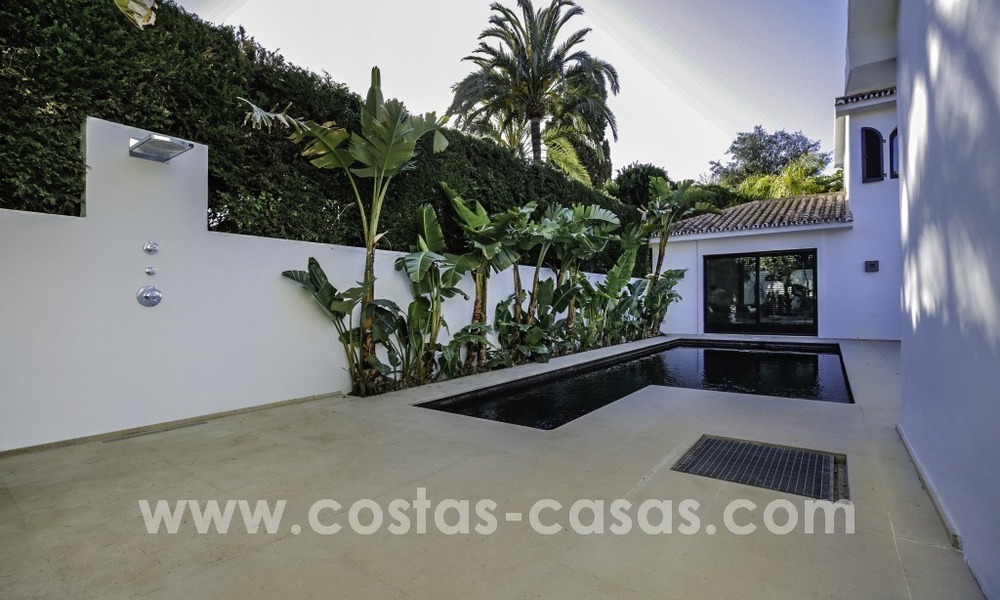 Villa rénovée dans un style contemporain à vendre, près de la plage à Los Monteros, Marbella 2681
