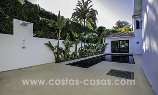 Villa rénovée dans un style contemporain à vendre, près de la plage à Los Monteros, Marbella 2681 
