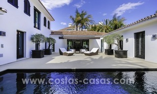Villa rénovée dans un style contemporain à vendre, près de la plage à Los Monteros, Marbella 2682 