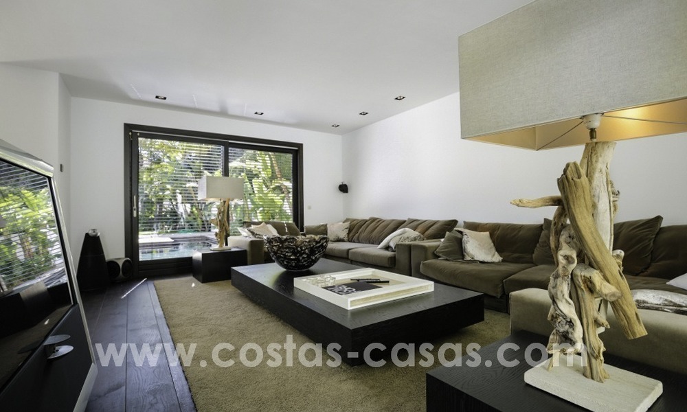 Villa rénovée dans un style contemporain à vendre, près de la plage à Los Monteros, Marbella 2683