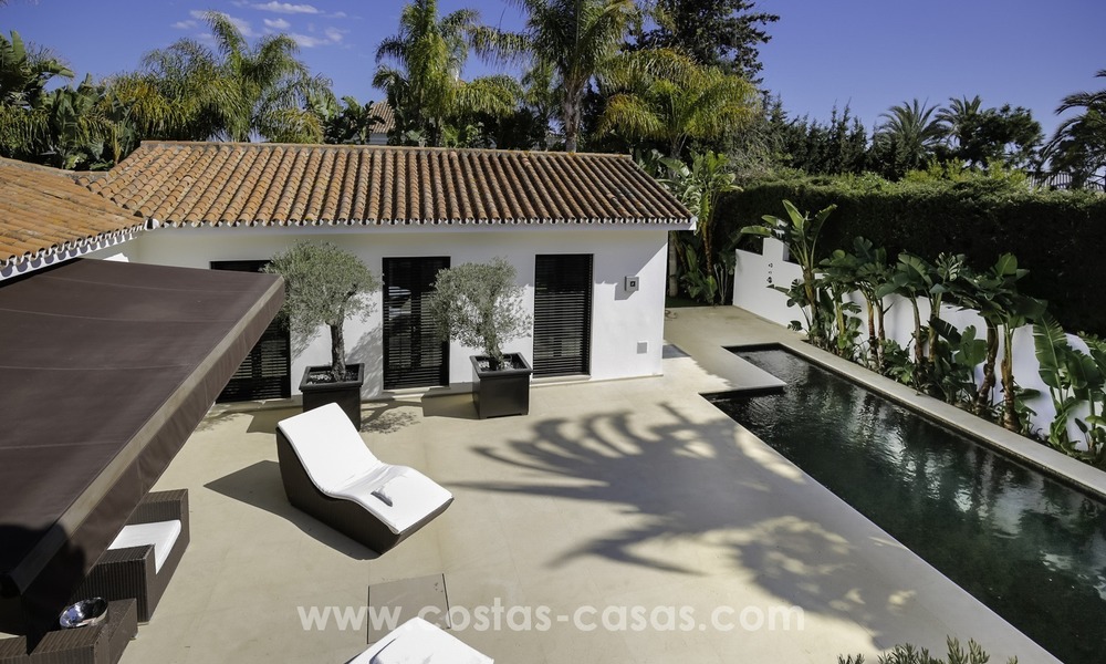 Villa rénovée dans un style contemporain à vendre, près de la plage à Los Monteros, Marbella 2685