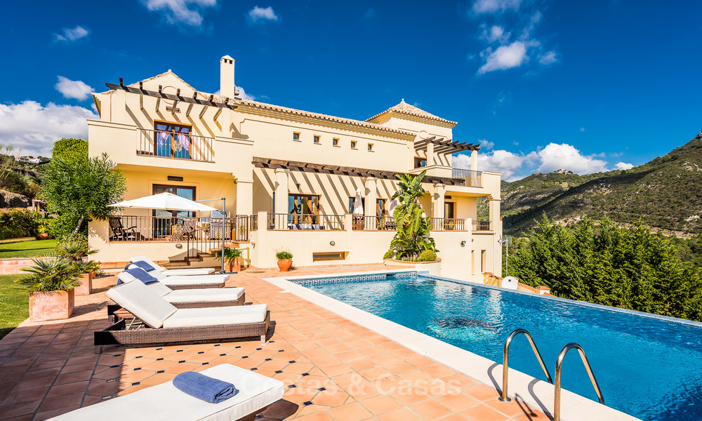 Villa classique à vendre avec vue Mer et Montagnes, situé dans un Country Club exclusif à Benahavis, Marbella 3155