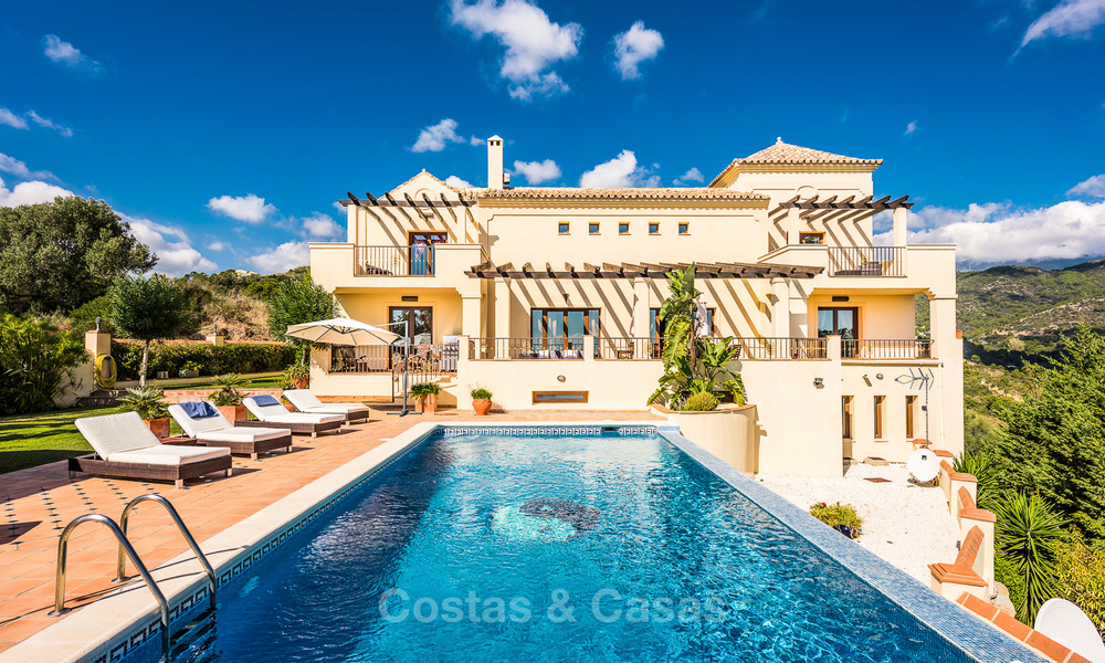 Villa classique à vendre avec vue Mer et Montagnes, situé dans un Country Club exclusif à Benahavis, Marbella 3156