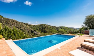 Villa classique à vendre avec vue Mer et Montagnes, situé dans un Country Club exclusif à Benahavis, Marbella 3158 