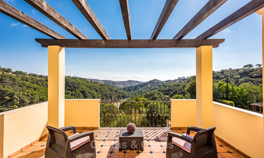 Villa classique à vendre avec vue Mer et Montagnes, situé dans un Country Club exclusif à Benahavis, Marbella 3160