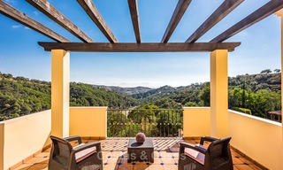 Villa classique à vendre avec vue Mer et Montagnes, situé dans un Country Club exclusif à Benahavis, Marbella 3160 