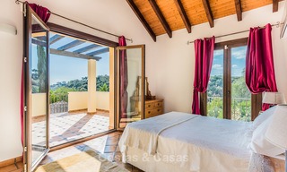 Villa classique à vendre avec vue Mer et Montagnes, situé dans un Country Club exclusif à Benahavis, Marbella 3163 