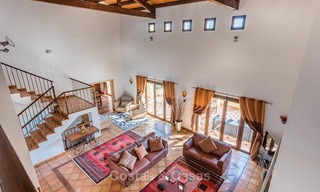 Villa classique à vendre avec vue Mer et Montagnes, situé dans un Country Club exclusif à Benahavis, Marbella 3164 