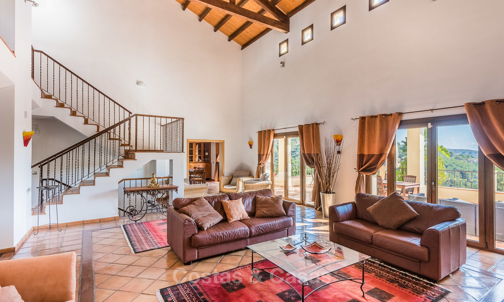 Villa classique à vendre avec vue Mer et Montagnes, situé dans un Country Club exclusif à Benahavis, Marbella 3146