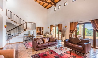 Villa classique à vendre avec vue Mer et Montagnes, situé dans un Country Club exclusif à Benahavis, Marbella 3146 