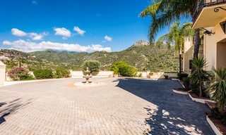 Villa classique à vendre avec vue Mer et Montagnes, situé dans un Country Club exclusif à Benahavis, Marbella 3152 