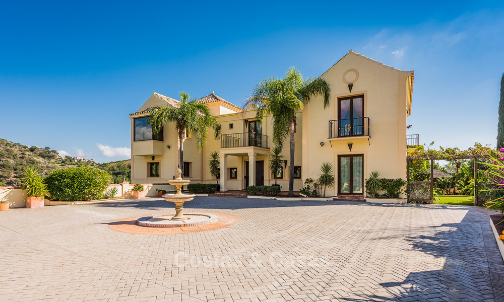 Villa classique à vendre avec vue Mer et Montagnes, situé dans un Country Club exclusif à Benahavis, Marbella 3153