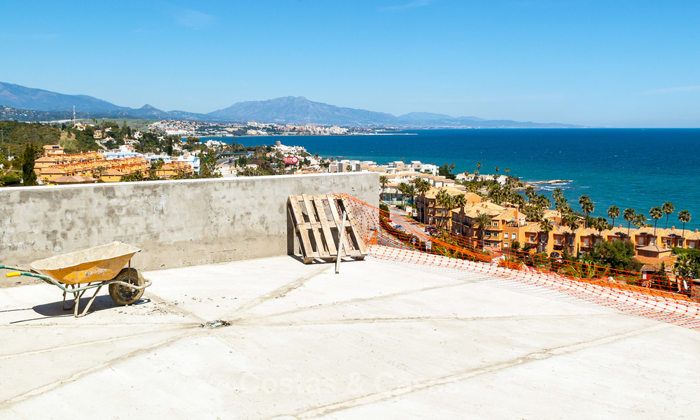 Villa moderne à vendre avec une belle vue mer panoramique, à 5 minutes à pied de la plage à Estepona 3226