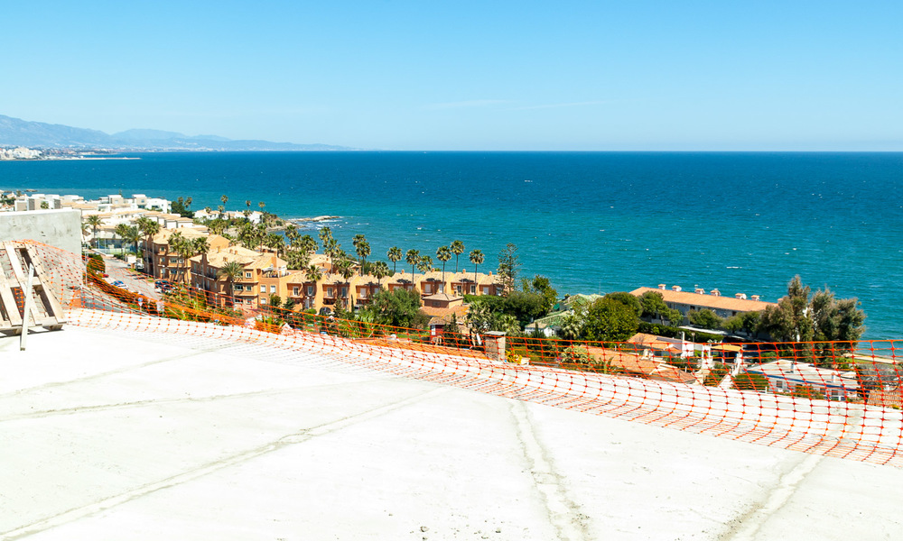 Villa moderne à vendre avec une belle vue mer panoramique, à 5 minutes à pied de la plage à Estepona 3227