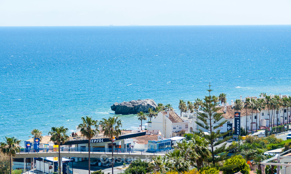 Villa moderne à vendre avec une belle vue mer panoramique, à 5 minutes à pied de la plage à Estepona 3228