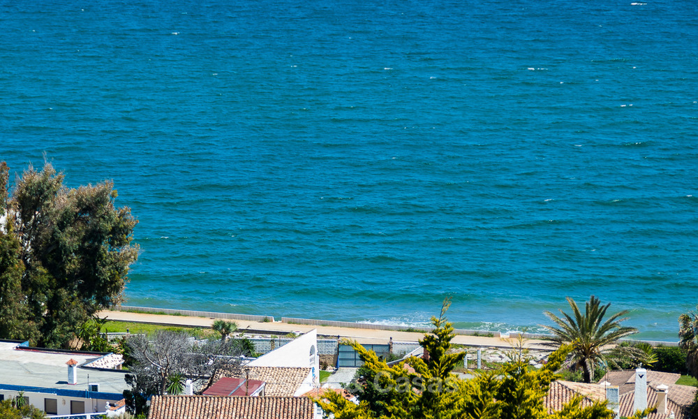 Villa moderne à vendre avec une belle vue mer panoramique, à 5 minutes à pied de la plage à Estepona 3229