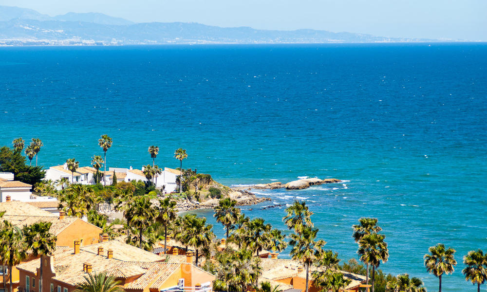 Villa moderne à vendre avec une belle vue mer panoramique, à 5 minutes à pied de la plage à Estepona 3230