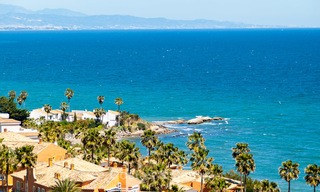 Villa moderne à vendre avec une belle vue mer panoramique, à 5 minutes à pied de la plage à Estepona 3230 