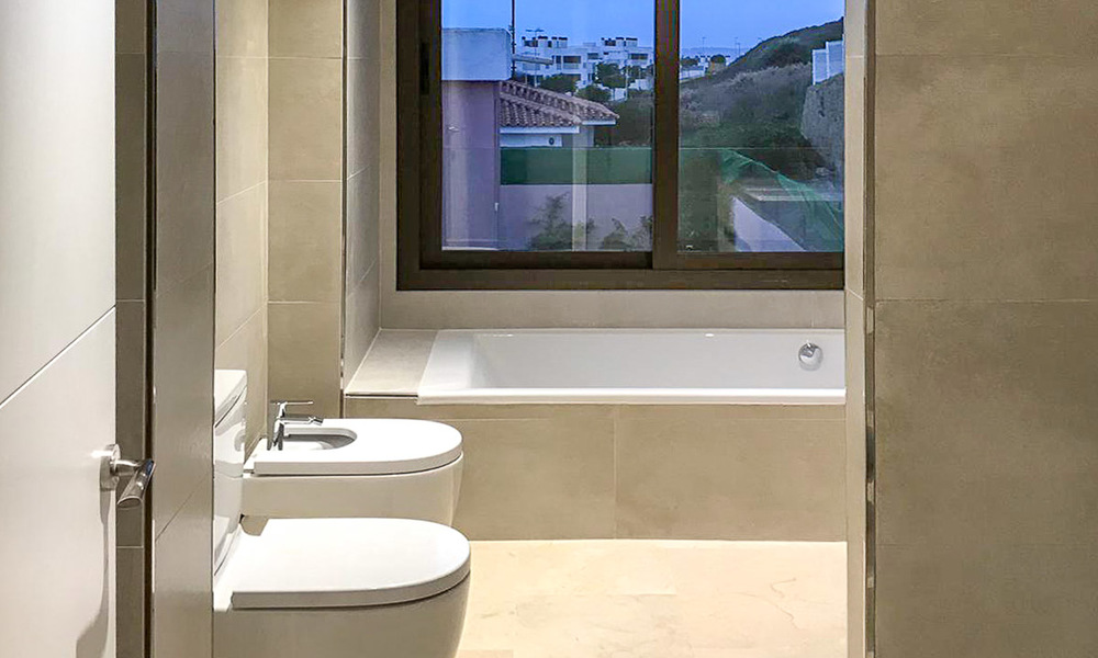 Villa moderne à vendre avec une belle vue mer panoramique, à 5 minutes à pied de la plage à Estepona 7906