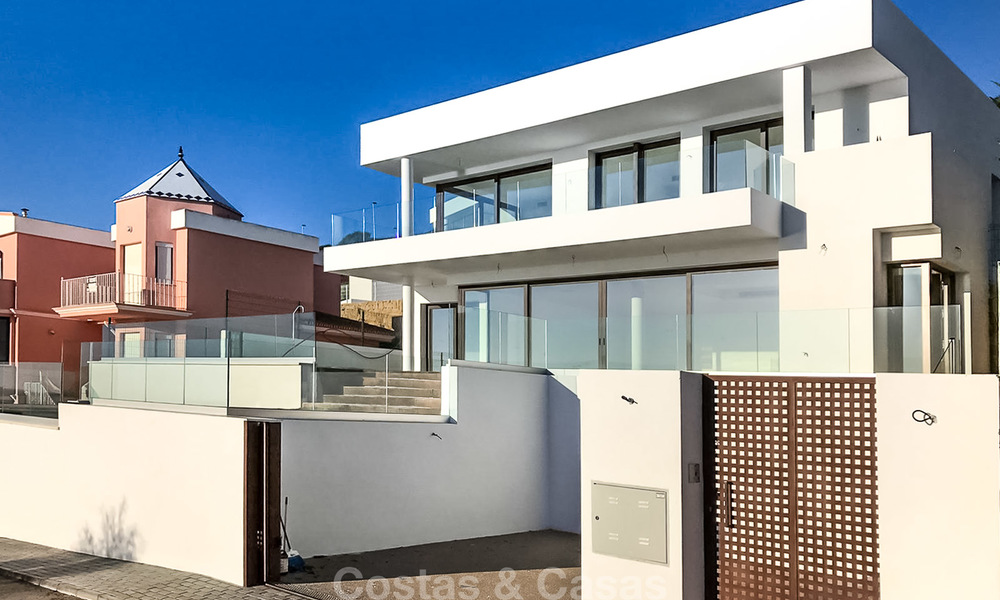 Villa moderne à vendre avec une belle vue mer panoramique, à 5 minutes à pied de la plage à Estepona 7909