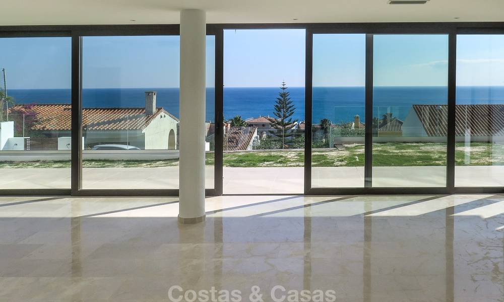 Villa moderne à vendre avec une belle vue mer panoramique, à 5 minutes à pied de la plage à Estepona 7911