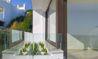 Villa moderne à vendre avec une belle vue mer panoramique, à 5 minutes à pied de la plage à Estepona 7914 
