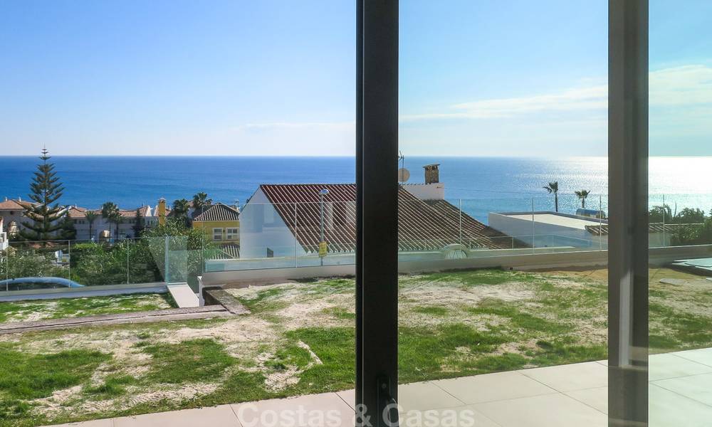 Villa moderne à vendre avec une belle vue mer panoramique, à 5 minutes à pied de la plage à Estepona 7917