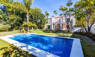 Villa à vendre à distance de marche d’un terrain de golf et du centre commercial à Guadalmina, Marbella 3233 