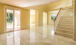 Villa à vendre à distance de marche d’un terrain de golf et du centre commercial à Guadalmina, Marbella 3241 