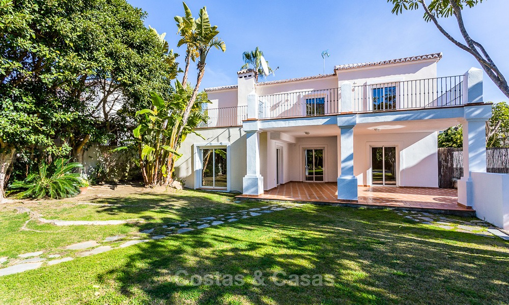 Villa à vendre à distance de marche d’un terrain de golf et du centre commercial à Guadalmina, Marbella 3243